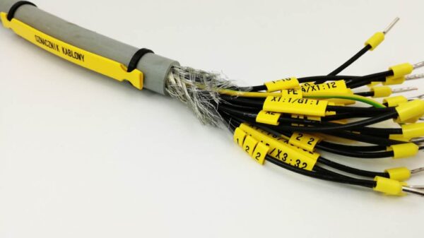 oznaczniki kablowe przykłąd realizacji opisania przewodu elektrycznego za pomocą różnego rodzaju oznaczników